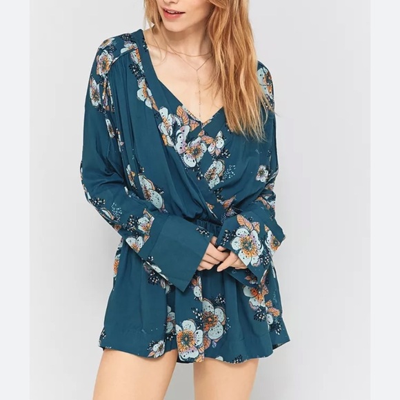 Free People Tuscan Dreams small oversized floral faux wrap top - Picture 1 of 10